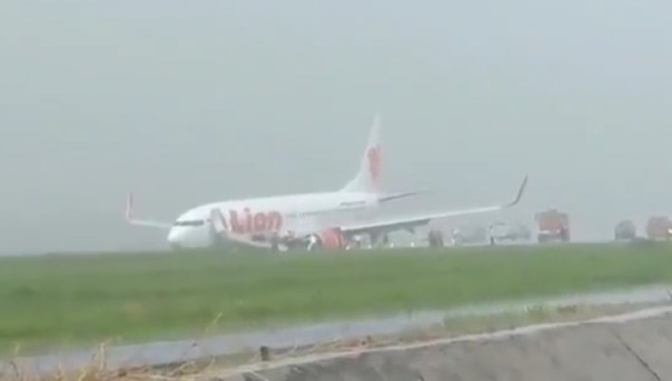 Произошло ЧП с пассажирским Boeing в Индонезии