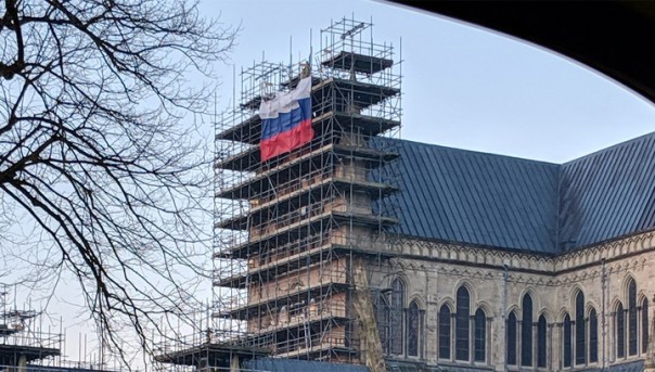 На соборе Девы Марии в Солсбери вывесили российский триколор