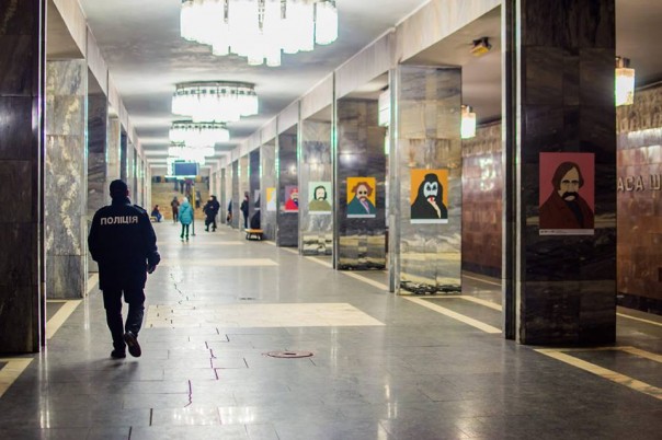 Националист изрезал портреты Шевченко в метро Киева