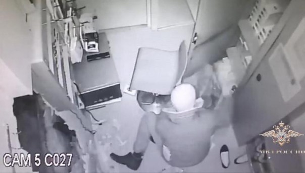 Мигранты разобрали стену салона связи и унесли телефонов на 5 млн рублей