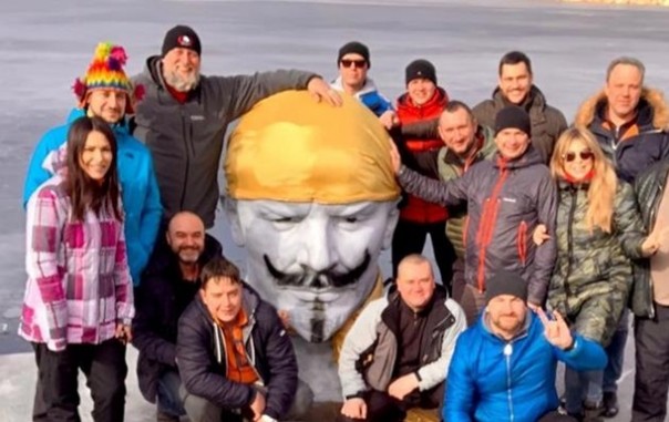 Украинские дайверы из Днепра утопили бюст Ленина в рамках декоммунизации