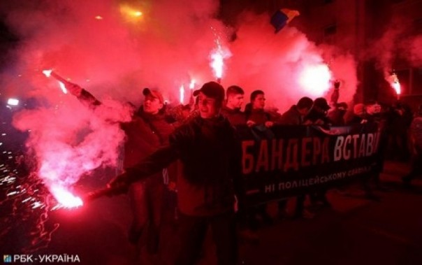В Киеве проходит акция "Бандера, вставай!": Националисты штурмуют МВД
