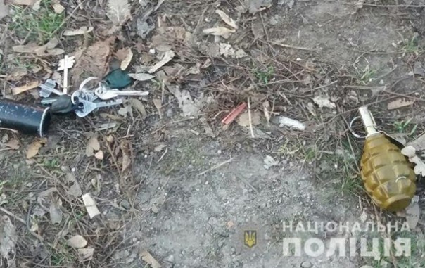"Гранаты повсюду". У магазина в Херсоне обнаружили гранату | В Киеве возле школы перекрыли улицу из-за гранаты