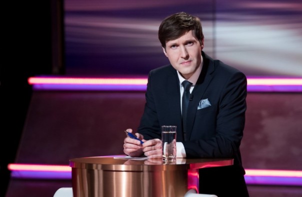 ”Во время гимна Эстонии поют российский”. Хельме интересуется, не терроризируют ли русскоязычные срочники эстонцев