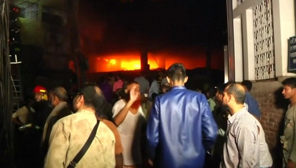 Пожар в столице Бангладеш унес жизни почти сотни людей