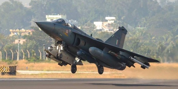 Индия приняла на вооружение первый истребитель собственной разработки