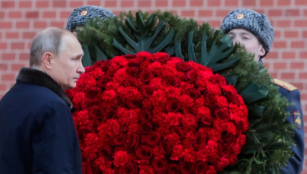 Путин возложил венок к Могиле Неизвестного солдата