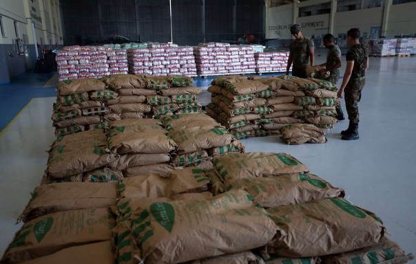 Globo: грузовик с гуманитарной помощью не смог проехать в Венесуэлу и вернулся в Бразилию