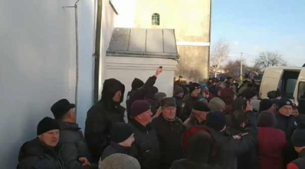 На Волыни «религиозные туристы» силой отобрали у местных православный храм
