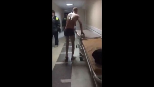 Затяжка как воля к жизни: пациент с ножом в спине отправился покурить