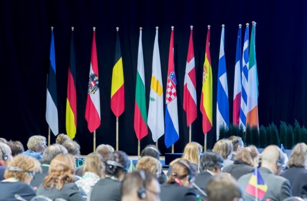 Латвийский евродепутат требует запретить дочери пресс-секретаря Путина работать в Европарламенте