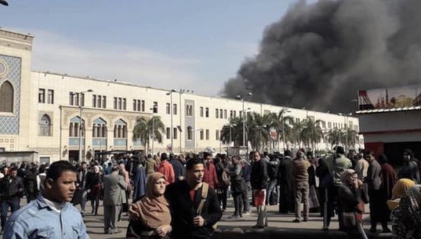 На центральном вокзале Каира сошел с рельсов и загорелся поезд.