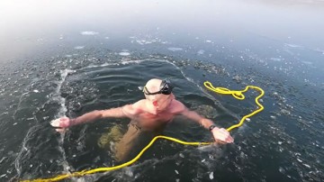 Видео, на котором дайвер из Чехии плывет подо льдом озера, поразило Сеть