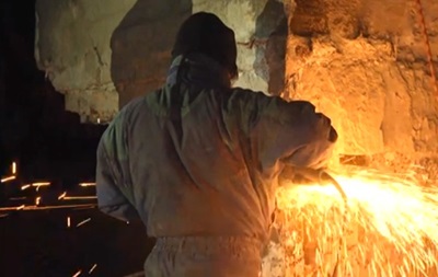 Во Львове "Монумент славы" второй день не поддаётся сносу