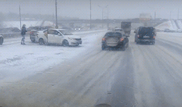 Две полосы перекрыты. Почти 40 машин столкнулись на МКАД — видео