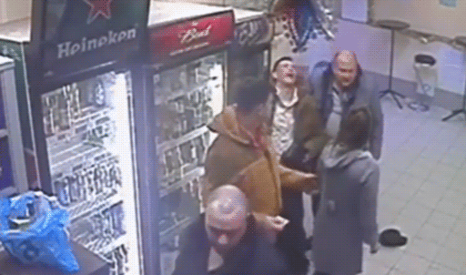 Слона на скаку остановит и хобот ему оторвёт... Американский боец UFC впечатлился нокаутом российской продавщицы