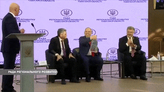 В Сети высмеяли снимок Порошенко с пятилитровой бутылью