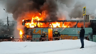 Дотла. В Ярославле посреди улицы сгорел автобус — видео