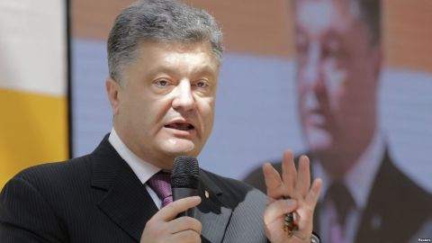 "И снова бегство": националисты в Житомире встретили Порошенко криками «Мародерiв за грати!»