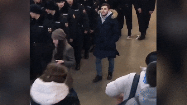 Пранк не удался. В Москве блогер выронил пистолет перед силовиками, и ни-че-го