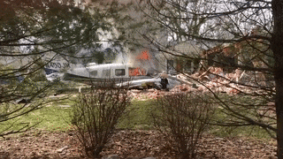 Самолет рухнул на жилой дом в США и загорелся