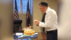 Политик странным образом задул свечи на торте, и теперь его считают пришельцем