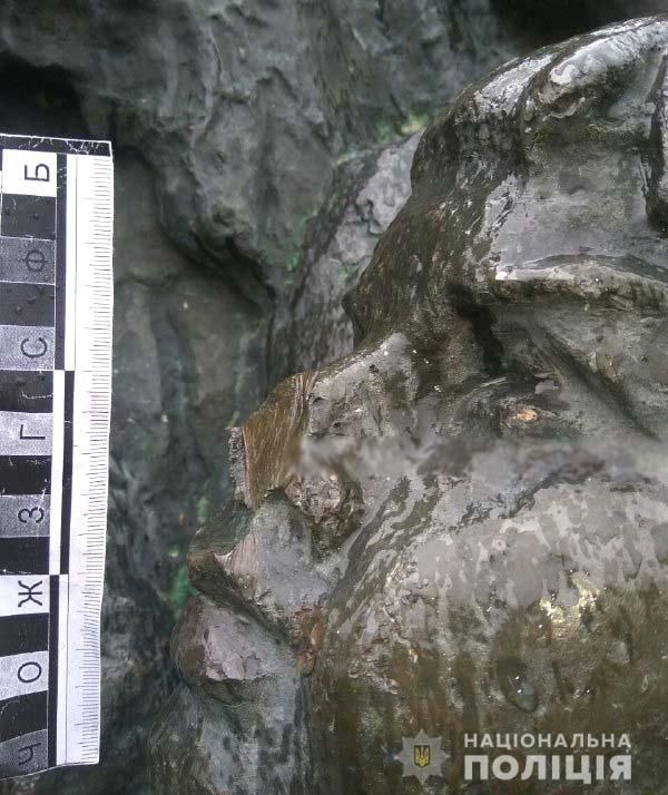 В Ровно неизвестные надругались над Монументом Славы советским воинам