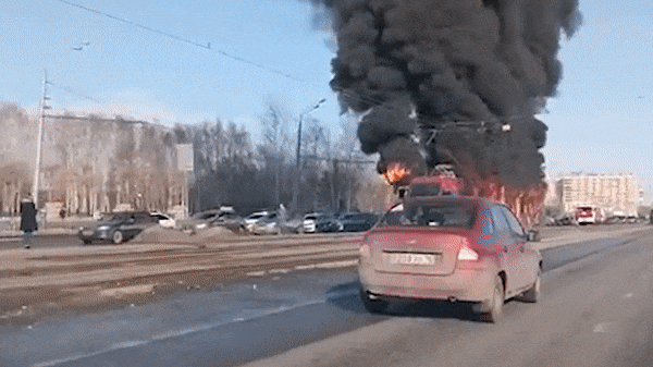 В Казани очевидцы сняли объятый пламенем трамвай — видео