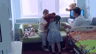 Опубликовано видео с девочкой-маугли в больнице