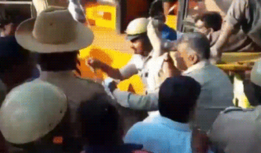 В Индии рухнуло здание торгового центра, под завалами может быть до ста человек