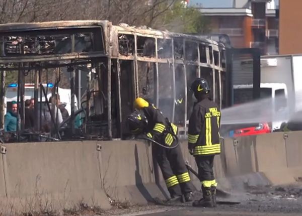 Теракт в Италии: мигрант угнал автобус со школьниками и поджег его