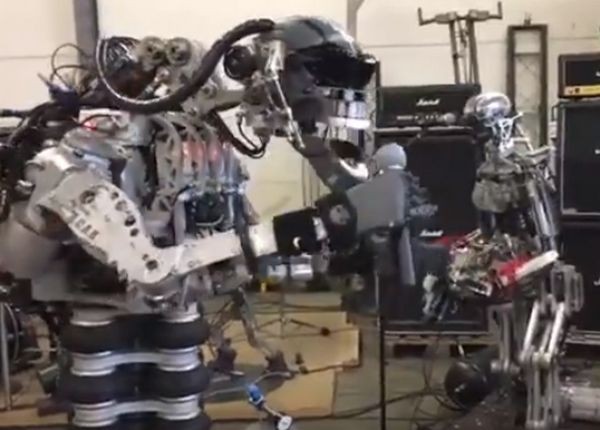 Гусеничные роботы вдарили рок