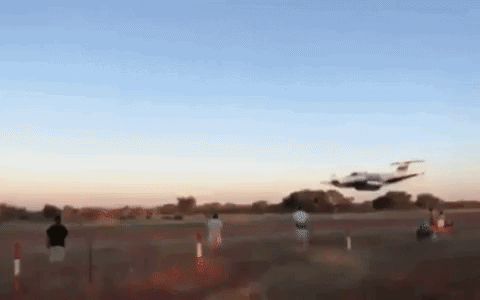 Лётчик протаранил на самолёте дом, чтобы убить жену — видео