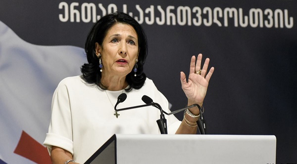 Зурабишвили призвала азербайджанцев забыть русский и учить грузинский