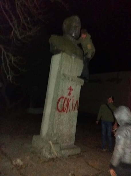 В Черниговской области националисты повредили памятник Ватутину