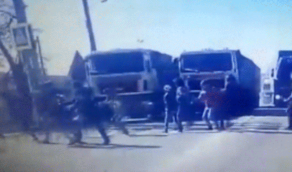 В Тульской области неуправляемая фура едва не раздавила детей | Автобус с пассажирами загорелся в Самаре