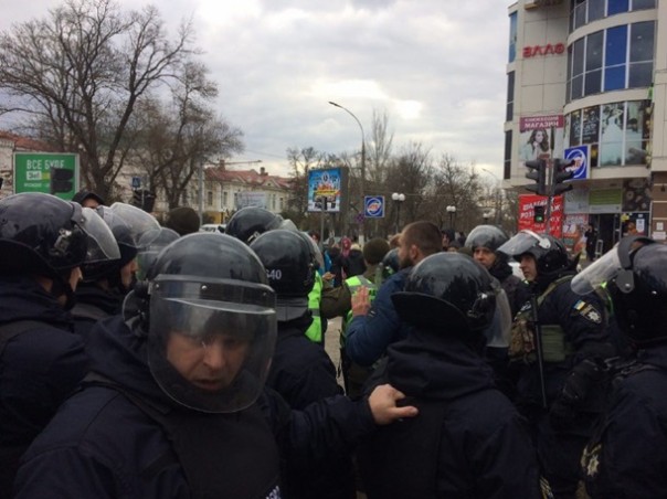 Укробудни: Сессия горсовета Херсона закончилась дракой | В Киеве активисты захватили зал горсовета