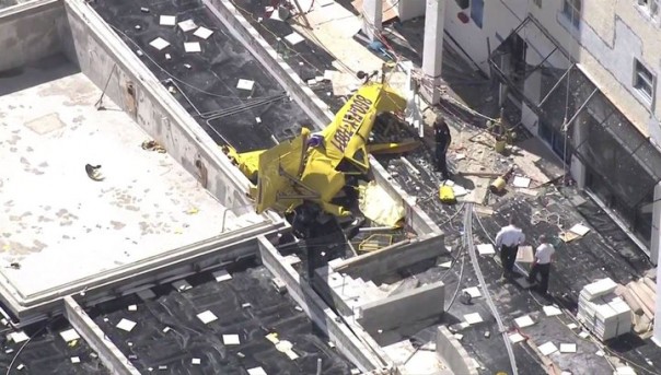 В США самолет врезался в жилой небоскреб