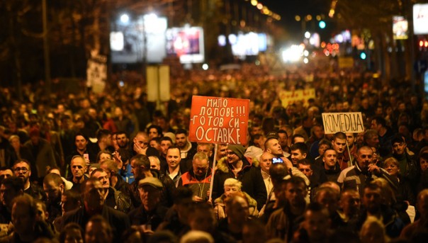 Митингующие требуют сменить руководство в Черногории и Сербии