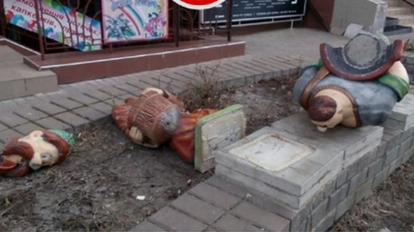 Ленины закончились: В Киеве неизвестные разгромили памятник казакам из мультика