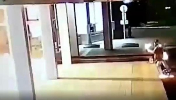 Пироман закидал мэрию Красноярска бутылками с коктейлем Молотова