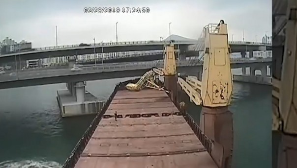 Пусан конфисковал российское судно Seagrand и отдал его корейским морякам