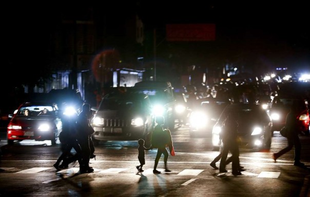 Каракас погрузился во тьму. Однако жизнь в городе продолжается