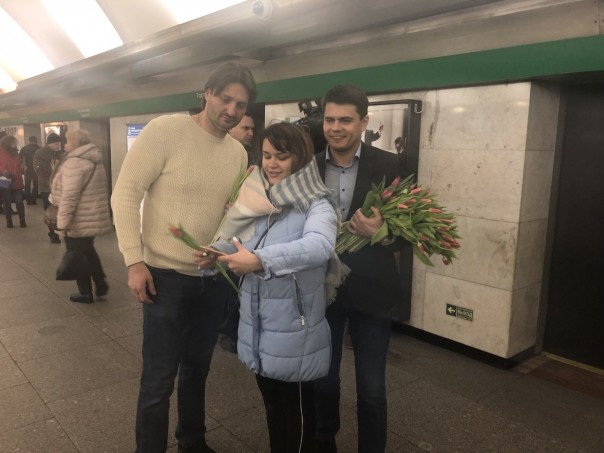 Праздник в метро: Сергей Боярский и братья Запашные обрадовали жительниц Петербурга на 8 марта