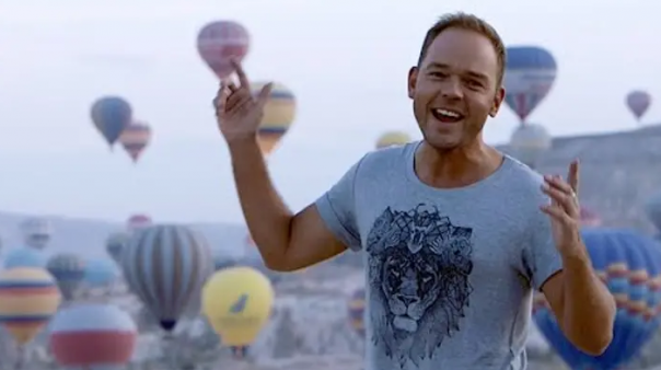 «Bye, bye &amp; Do svidanye»: за что латышский певец  раскритиковал Turkish Airlines?