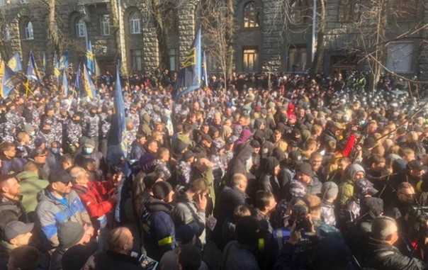Митинг против хищений: у администрации президента Украины начались столкновения