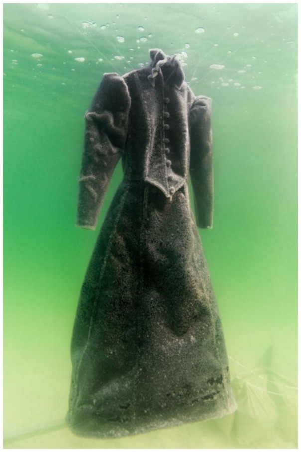 "Соленая невеста": девушка погрузила платье в Мертвое море. Через 2 года природа вернула хрустальный наряд