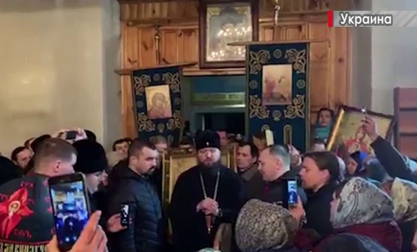 Сотни радикалов штурмуют храм УПЦ на Житомирщине, верующие встали на защиту святыни