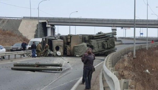 В Приморье на трассе перевернулся ЗРПК "Панцирь". Видео