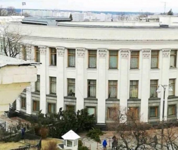 Вы верите в знаки? На Верховную Раду рухнуло огромное дерево